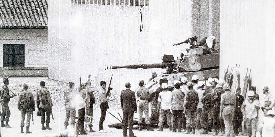 m-19 entrando al palacio de justicia