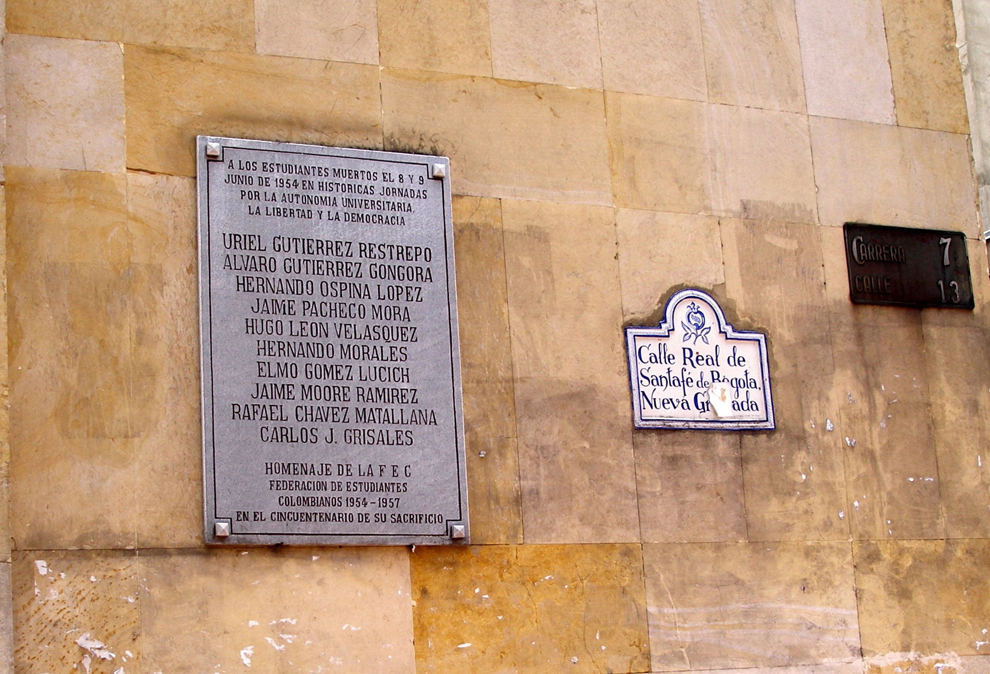 placa de los estudiantes caidos